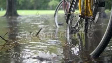 泰国的<strong>洪灾</strong>。 自行车站在深水坑里。 亚洲气候变化后的暴雨季节